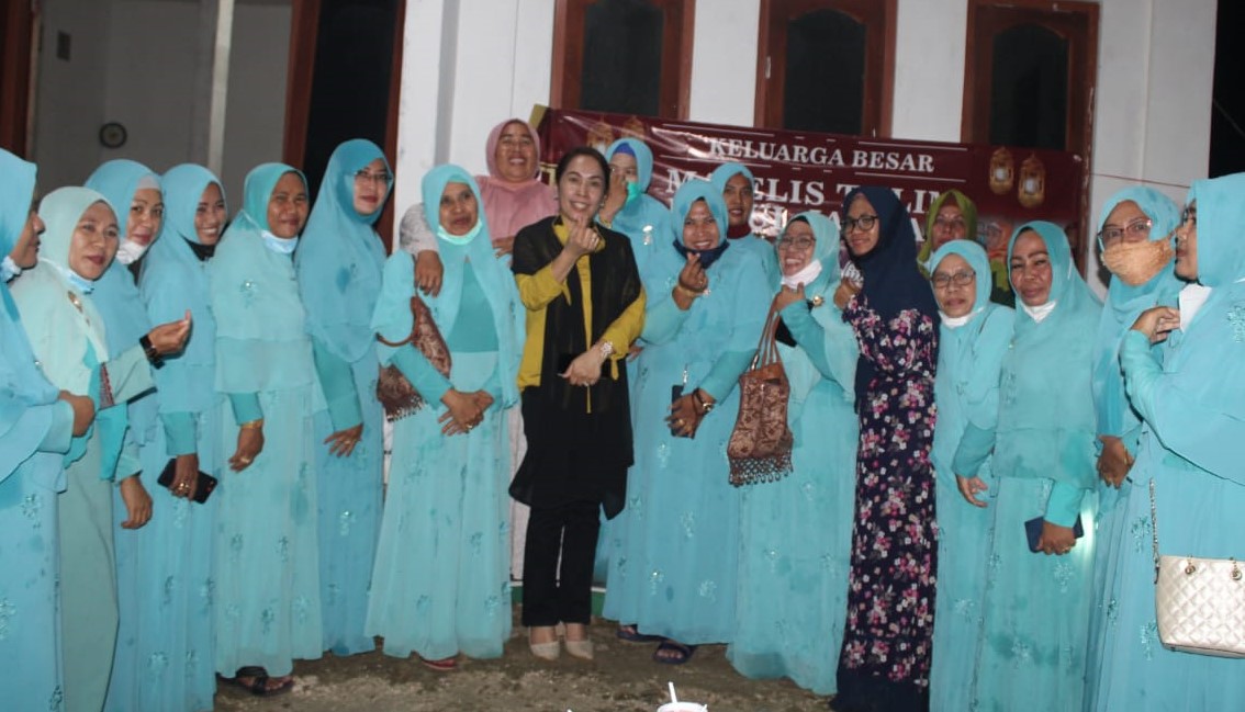 Ratu Wulla Berbagi Kasih dengan Warga Desa Kori